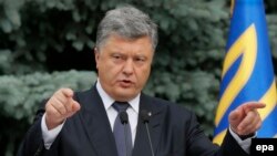 Порошенко Конституцияга кирүүчү өзгөртүүлөрдү жарыялоодо. 