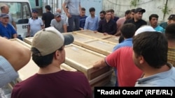 Тобутҳо дар фурудгоҳи Душанбе.