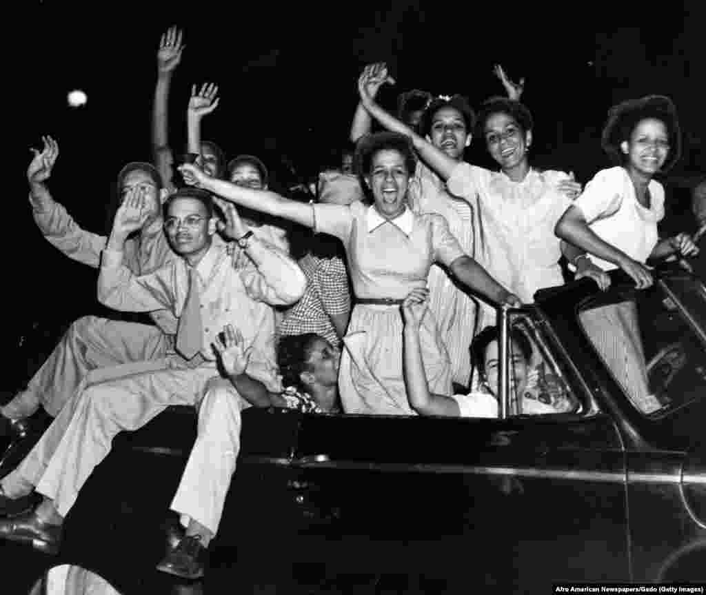 Млади американци празнуват края на войната в Балтимор, Мериленд.