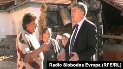 Градоначалникот на Кичево Благоја Деспотоски со семејството Коџаџаклиоски чија куќа изгоре во пожар.