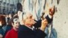 Leonard Bernstein la Zidul Berlinului în decembrie 1989 (Foto: Deutsche Grammophon Facebook)