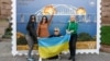 Малюнок у формі великої марки, на якій зображено Керченський міст у вогні. Центр Києва, 8 жовтні 2022 року 