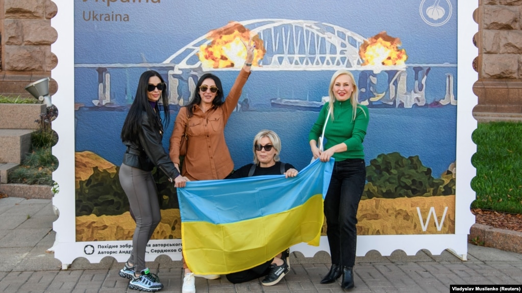 Малюнок у формі великої марки, на якій зображено Керченський міст у вогні. Центр Києва, 8 жовтні 2022 року 