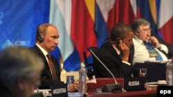 Мексикадағы «Үлкен жиырмалық» саммитінде отырған Ресей президенті Владимир Путин (сол жақта) мен АҚШ президенті Барак Обама. Мехико, 18 қаңтар 2012 жыл.