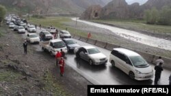 The Osh-Erkechtam highway in southern Kyrgyzstan has been blocked since May 27. (file photo)