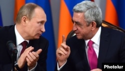 Armenia - President Serzh Sarkisian and his Russian counterpart Vladimir Putin at a news conference in Yerevan, 2Dec2013.