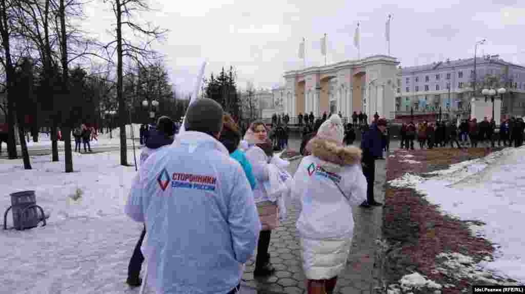 В парке &quot;Крылья советов&quot; также присутствовали и сторонники &quot;Единой России&quot;, которые согласовали митинг, посвящённый &quot;привлечению внимания к необходимости консолидации жителей Татарстана&quot;. Их было около 40 человек.