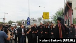 Porodice nastradalih na otkrivanju spomenika u Novom Sadu, foto: Norbert Šinković