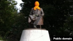 Памятник Абаю с оранжевым платком на голове. Москва, 17 августа 2012 года. Фото со страницы Бориса Акунина на Facebook'e.