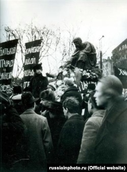 Відкриття пам’ятника Тарасу Шевченку в Москві, 3 листопада 1918 року. На фото видно транспаранти з написами українською мовою. Біля пам’ятника стоїть Олександра Коллонтай, яка виступила тоді з промовою