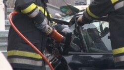 Vatrogasci pokušavaju doći do žrtava oštećenog automobila, Doljevac