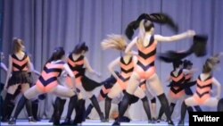Скриншот видеоролика, в котором участницы оренбургской танцевальной школы-студии исполняют танец "Пчёлки и Винни-Пух". 