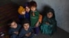 Афганские дети, семьи которых покинули свои дома в провинции Нангархар из-за боев между силами безопасности и боевиками "Исламского государства" 