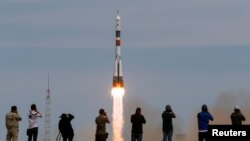 Фотографы снимают пуск с Байконура ракеты с пилотируемым космическим кораблем «Союз». Кызылординская область, 20 апреля 2017 года.