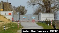 КПП российской воинской части, на территории которой находится 30 береговая батарея