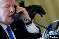 Дональд Трамп беседует по телефону с Владимиром Путиным. Белый дом, 28 января 2017 года