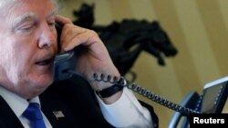 Președintele Donald Trump în timpul conversației telefonice cu omologul său rus Vladimir Putin 