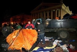 Муниципальные работники убирают палатки после того, как полиция разогнала импровизированный лагерь сторонников оппозиции в центре Минска, в пятницу, 24 марта 2006 года