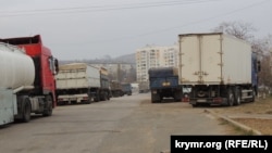 Українські вантажівки в черзі на пором в Росію в морського порту Керчі