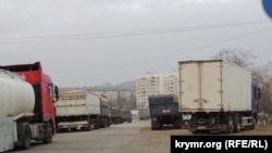  Украинские грузовики в очереди на паром в Россию у морского порта Керчи. 