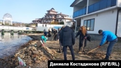 Акцията на Организацията за закрила на българските граждани на плажа в "Росенец" в неделя, 17 януари 2021 г. Снимка Даниела Костадинова