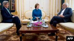 گفت وگوی محمد جواد ظریف وزیر خارجه ایران با جان کری وزیر خارجه آمریکا در حضور کاترین اشتون رییس سیاست خارجی اتحادیه اروپا