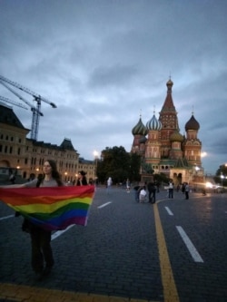 Полина Симоненко с радужным флагом на Красной площади