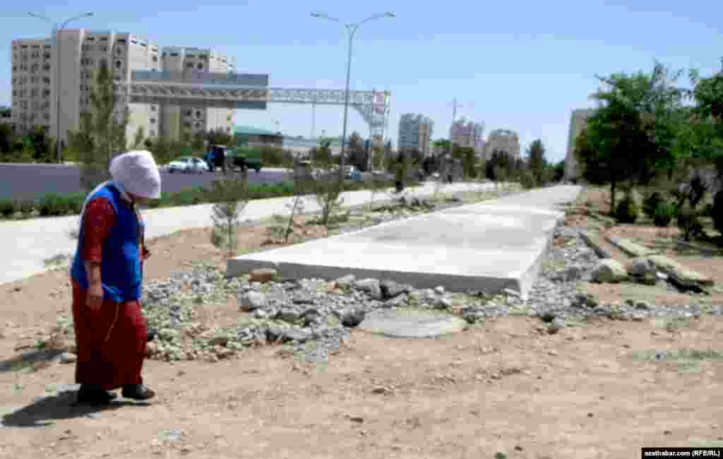 Работницы, осуществляющие уборку улиц столицы Туркменистана, традиционно носят, защищающие от солнца белые платки. &nbsp;&nbsp;