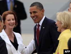 Australijska premijerka Julija Gilard (levo) sa predsednikom Amerike Barakom Obamom na aerodromu u Kamberi, 16. novembar 2011.