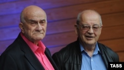 The Justice Ministry blamed Dynasty's funding of Liberal Mission -- an organization, run by former Economy Minister Yevgeny Yasin (left, with Dmitry Zimin), with the aim of spreading liberal values in Russia.