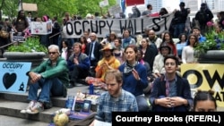 "Уолл Стритти ээле" кыймылынын Нью-Йорктогу акциясы. 1-май, 2012-жыл. 