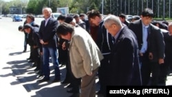 Өкмөт үйүнүн алдына өкүрүп чыккан маданият ишмерлери. Бишкек, 24-апрель, 2014