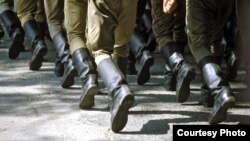 Kerkide gulluk edýän esgerler pagta iberilen ýerlerindäki agyr şertleri aýdyp, ene-atalaryndan kömek soraýar