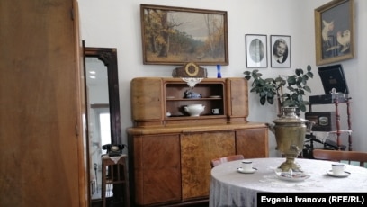 Оның дымқыл кискасы ағып жатты