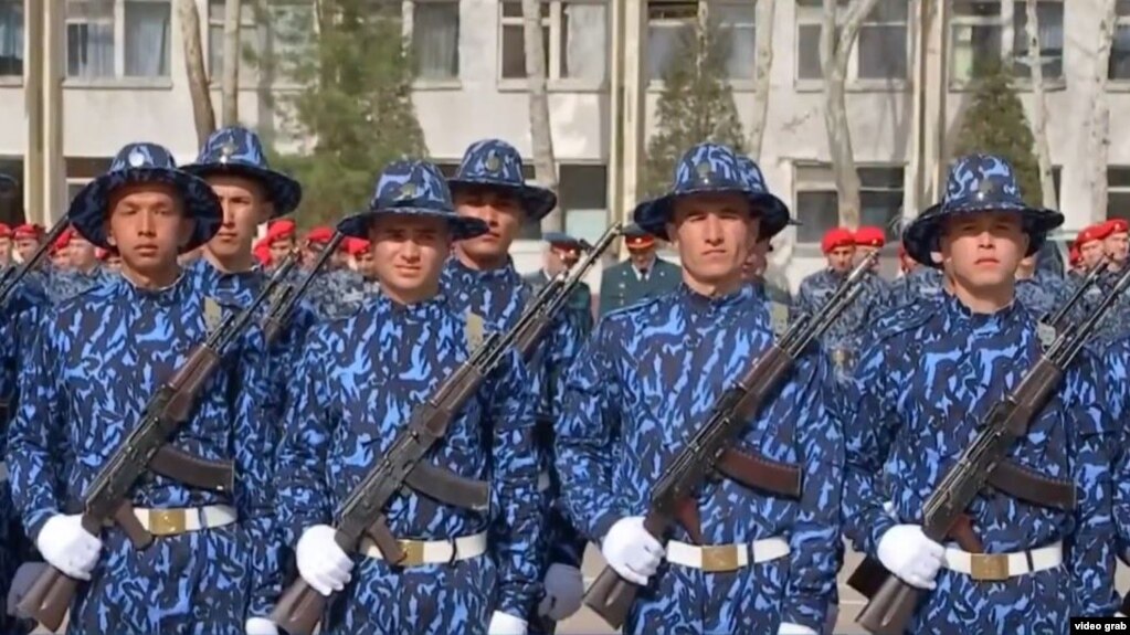 Миллий гвардия аскарлари.