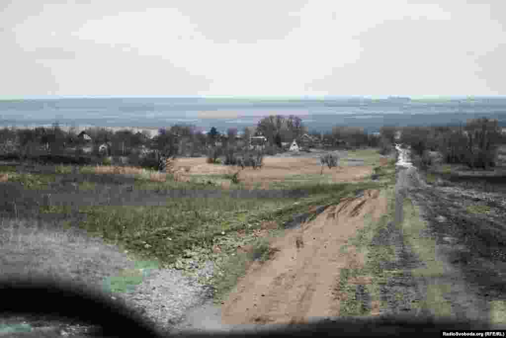 После прохождения проверок на украинских блокпостах представители общественных организаций прибывают в поселок Выскрива Попаснянского района. Село расположено почти на линии разграничения.