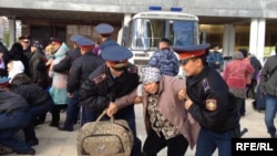 Полицейские задерживают участников акции "ипотечников" в Астане. 1 октября 2013 года.