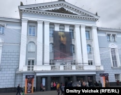 Афиша "Жанны на костре" на фасаде оперного театра
