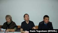 Гражданский активист Асет Абишев (в центре) перед началом судебного заседания в Алмалинском районном суде. Алматы, 25 октября 2018 года. 
