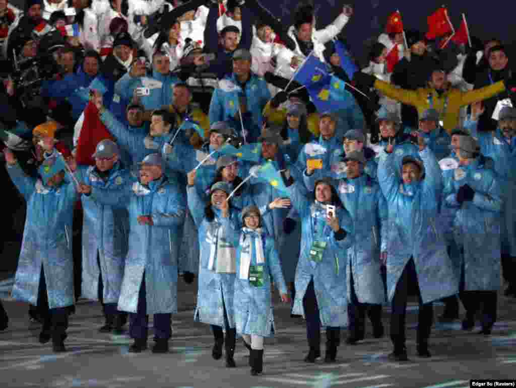 Збірна Казахстану на церемонії закриття Олімпіади. У скарбничці країни&nbsp;&ndash; одна бронзова медаль, завойована фрістайлісткою Юлією Галишевою. Спортивні оглядачі вважають, що Казахстан в Пхьончхані виступив гірше, ніж у Сочі в 2014 році