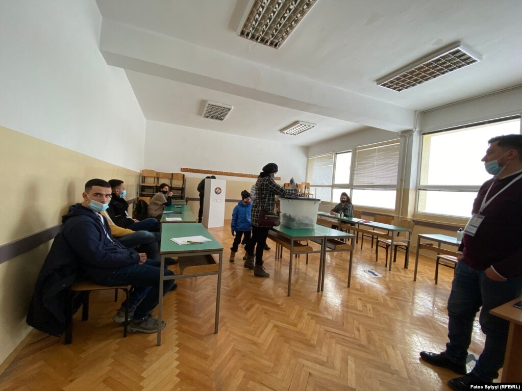Votuesit respektojnë mbajtjen e distancës gjatë votimit në një vendvotim në Prishtinë.