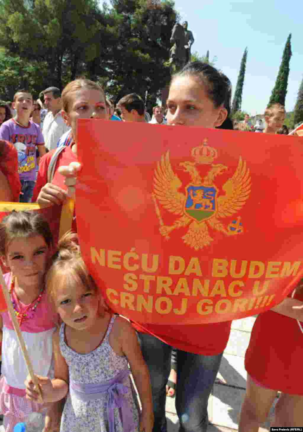 Oko 2000 Crnogoraca koji su 1991. godine izbjegli iz Albanije, protestima zahtijevaju crnogorsko državljanstvo, 03.08.2011. Foto: RSE / Savo Prelević