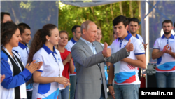 Оьрсийчоь -- Путин Владимир ву "Машук" форуман декъашхошна юкъахь.