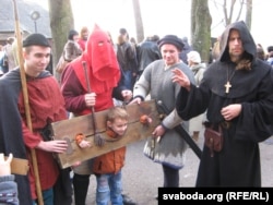 Кат з памагатымі