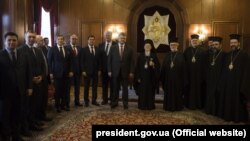 Президент України Петро Порошенко і вселенський патріарх Варфоломій І під час зустрічі в Константинополі/Стамбулі (Туреччина), 9 квітня 2018 року