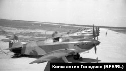 ЯК-7 на заводском аэродроме. 1942 г. Фото: Аркадий Шайхет