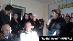 Женщины, ворвавшиеся на пресс-конференцию оппозиционной партии. Душанбе, 10 декабря 2013 года.