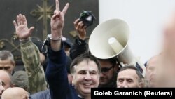Михаил Саакашвили после освобождения из машины СБУ. Киев, 5 декабря 2017 г.