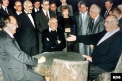 Горбачов и външният министър на СССР Едуард Шевернадзе на среща с германския канцлер Хелмут Кол и външния министър на Западна Германия Ханс-Дитрих Геншер обсъждат условията за обединението на Германия. 15 юли 1990 г.