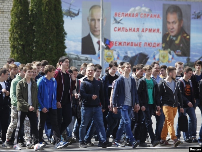 Liderët dhe të rinjtë. Nxënës dhe studentë në një ekskursion në një bazë ushtarake në Stavropol, zbukuruar me portrete të Vladimir Putin dhe Sergei Shoigu